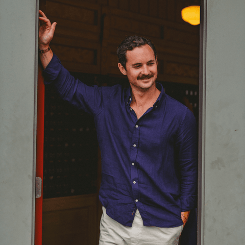 The Linen Shirt in Navy