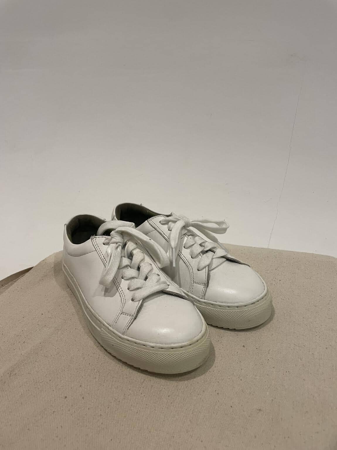 White Leather Sneaker (US Womens 5)